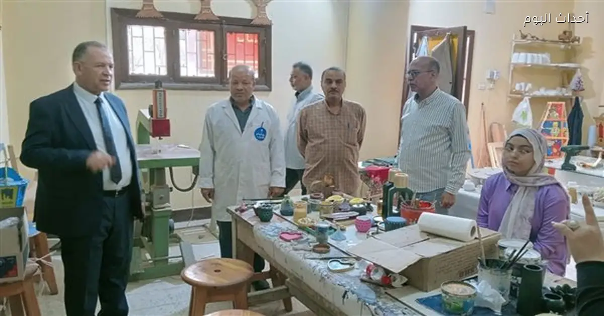 مدير تعليم أسيوط يتفقد مركز “إبداع” للحرف اليدوية والتراثية