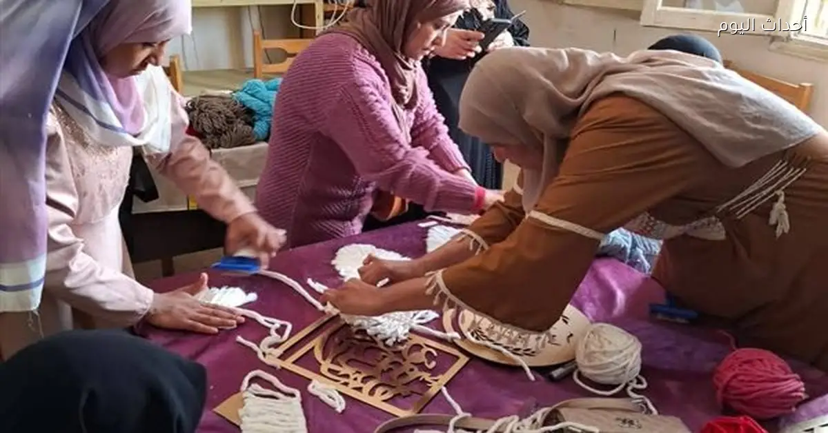 ورشة «علّمني حرفة» لتعليم فن المكرمية في مركز شباب كبريت