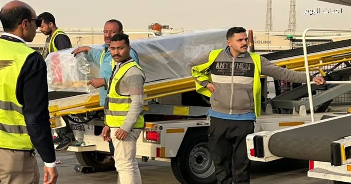 وزير البترول يستقبل جثمان شهيد الواجب حسام خليفة في القاهرة