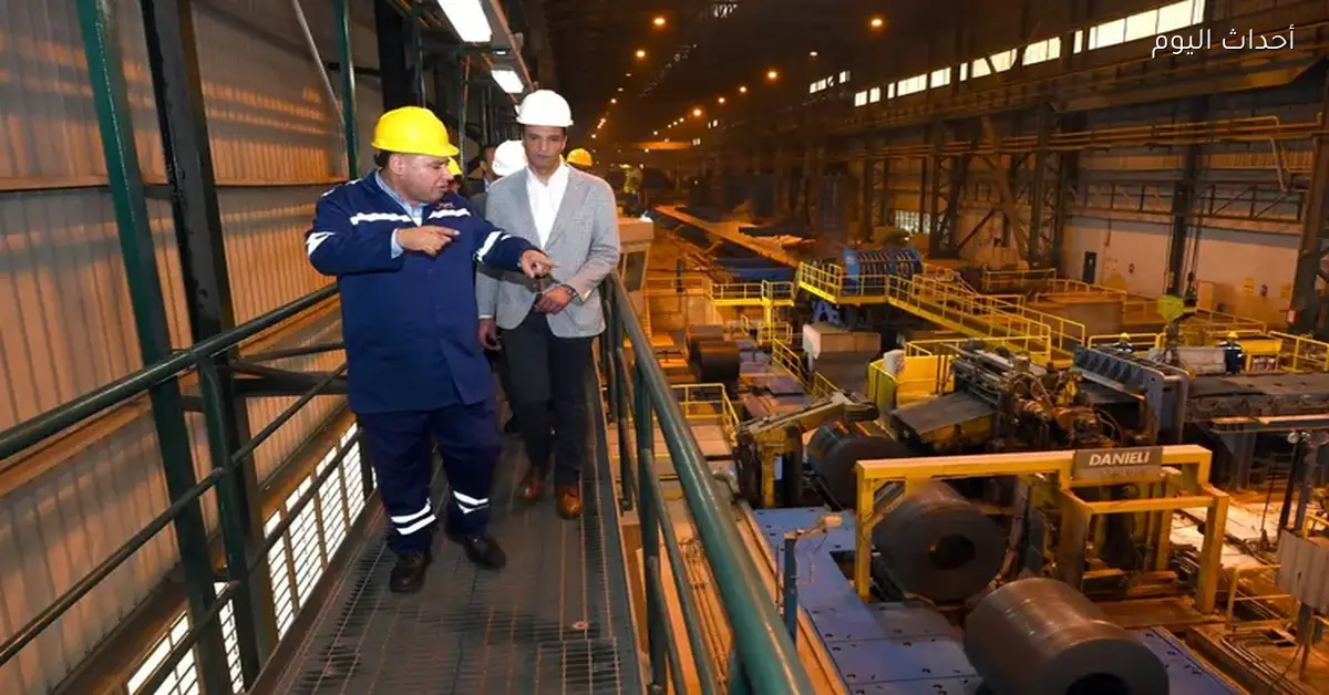 وزير الصناعة يزور مصانع الحديد والصلب في السويس