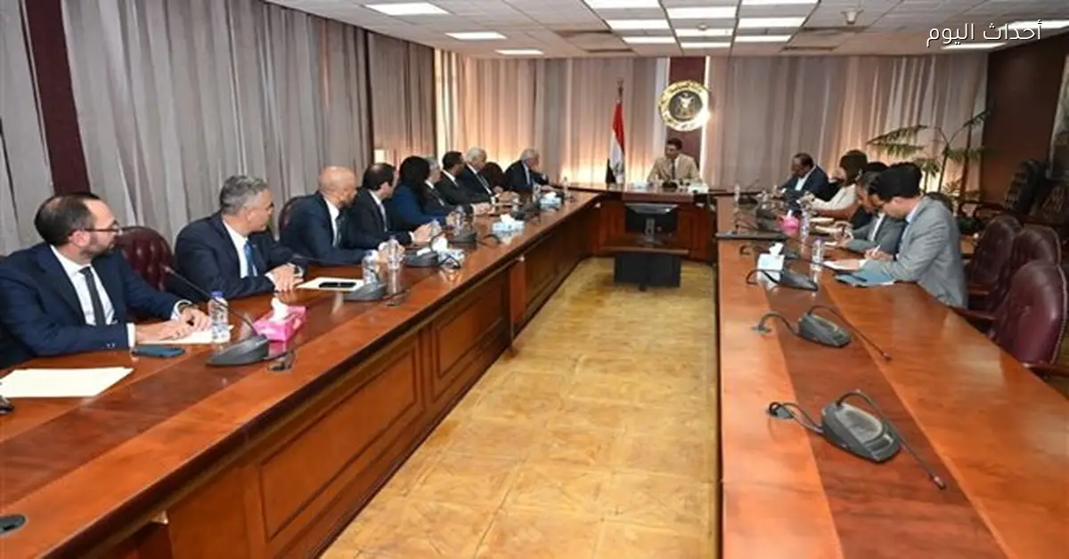 وزير الصناعة يناقش تعزيز التعاون مع غرفة التجارة الأمريكية