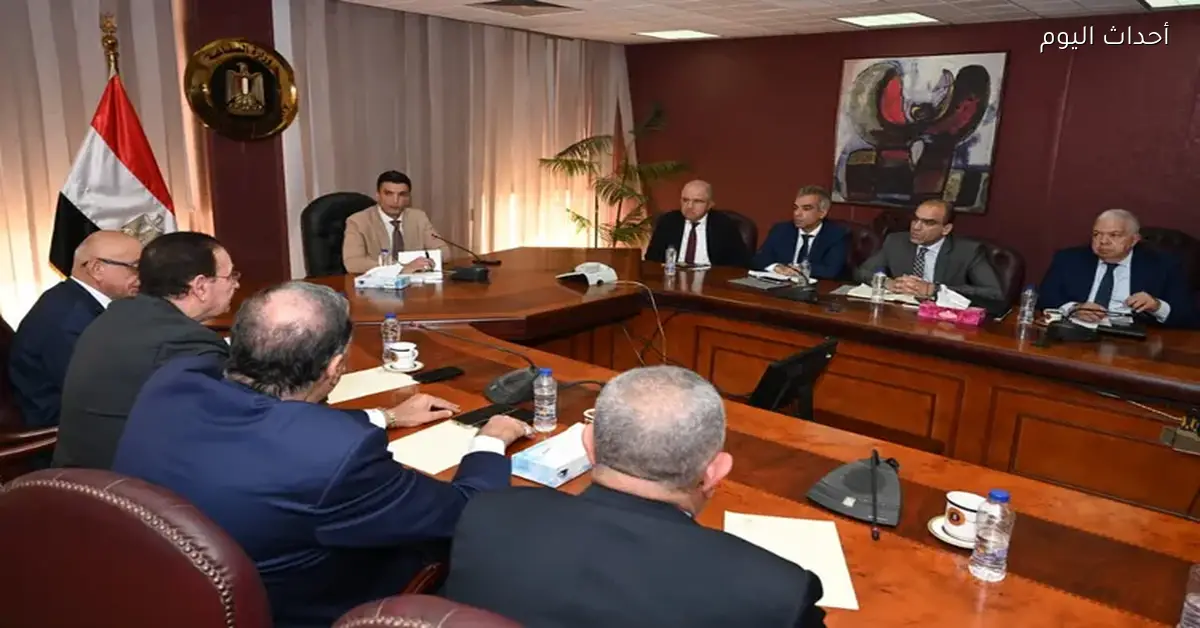 وزير الصناعة يناقش مع اتحاد الصناعات وغرفة البترول تعزيز الصناعة المحلية