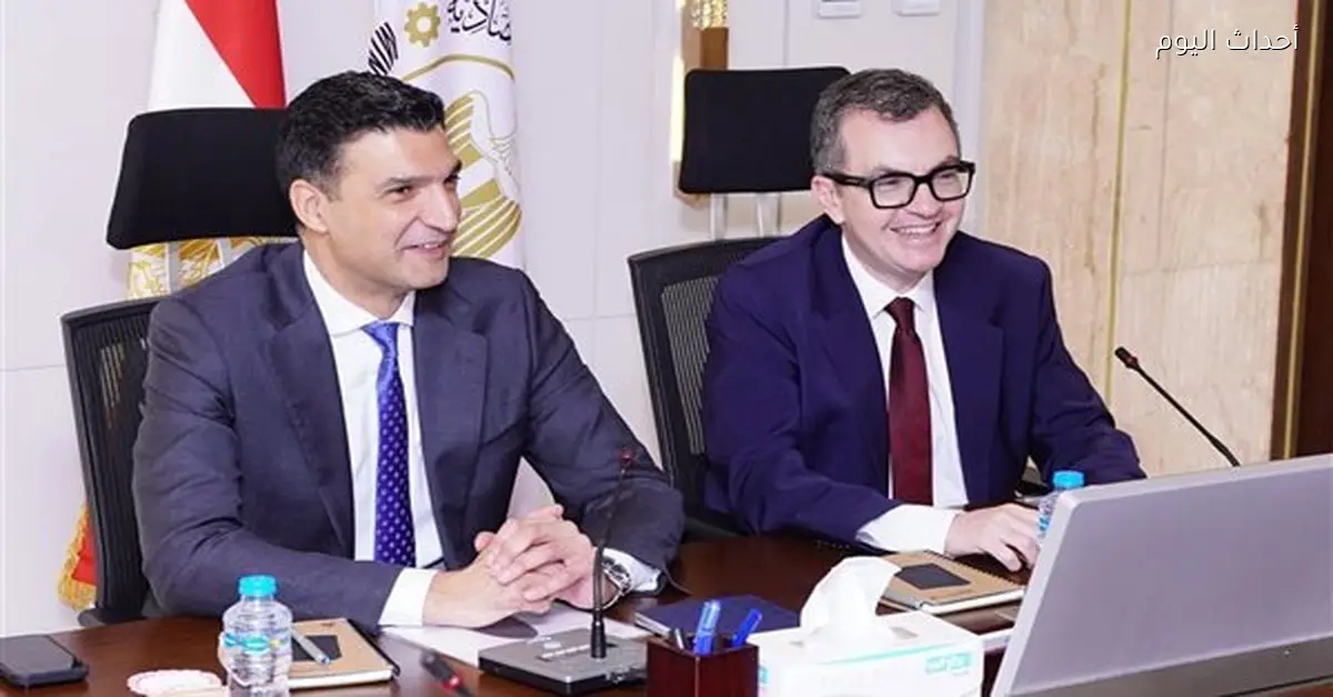 وزيرا التخطيط والصناعة يناقشان تطوير المناطق الصناعية